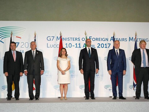 De vertegenwoordiger van de Europese Unie voor Buitenlandse Zaken en Veiligheid (L) en de ministers van de G7