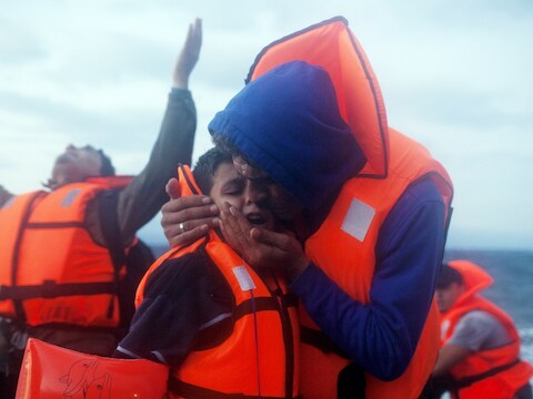 Vluchtelingen die gisteren veilig en wel arriveerden op Lesbos reageerden erg emotioneel.
