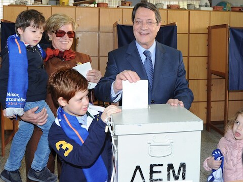 Nicos Anastasiades brengt zijn stem uit.