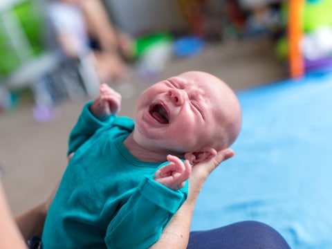Zo’n zeven procent van de baby’s onder 11 maanden oud krijgt in België refluxmedicatie