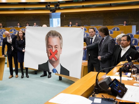 PVV-fractieleden protesteerden gisteren in de Tweede Kamer tegen de strafeis van hun leider Geert Wilders, door middel van een grote poster van Wilders met een rood kruis over zijn mond.