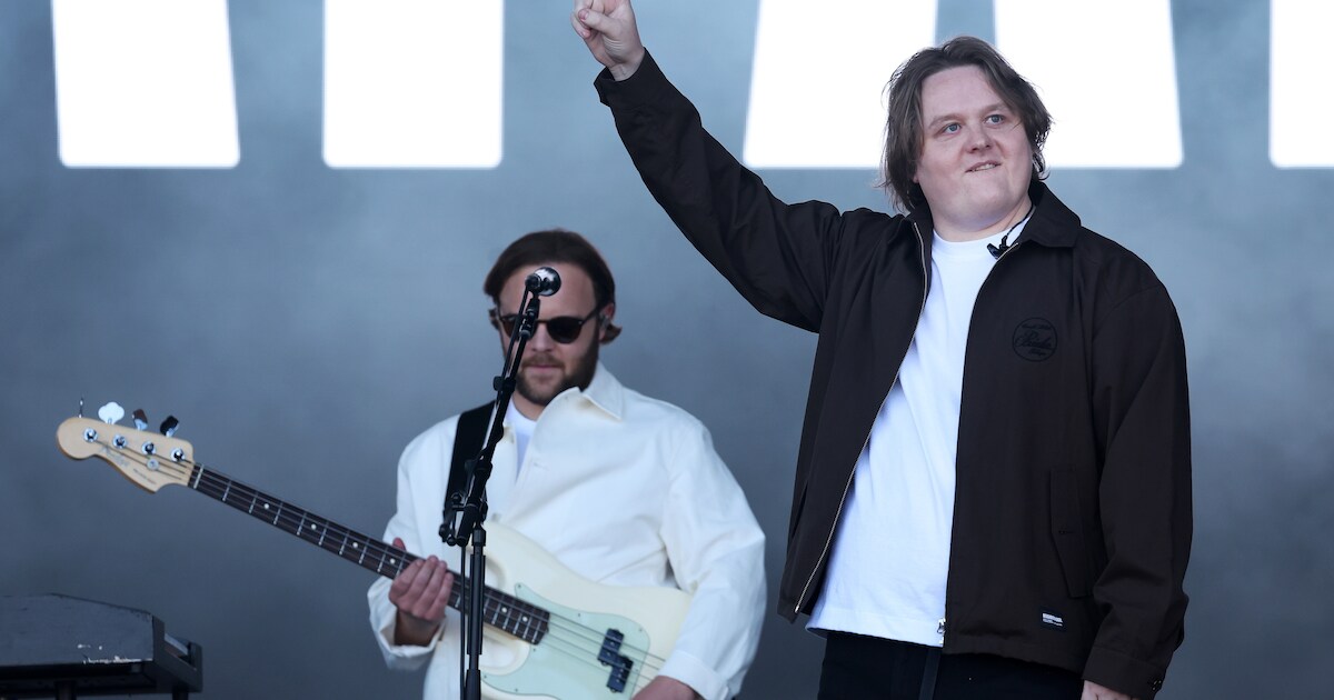 Emotionele Lewis Capaldi maakt na twee jaar zijn comeback op ...