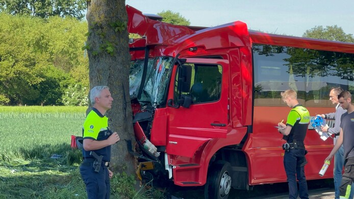 15-jarige jongen niet langer in levensgevaar nadat schoolbus tegen boom ...