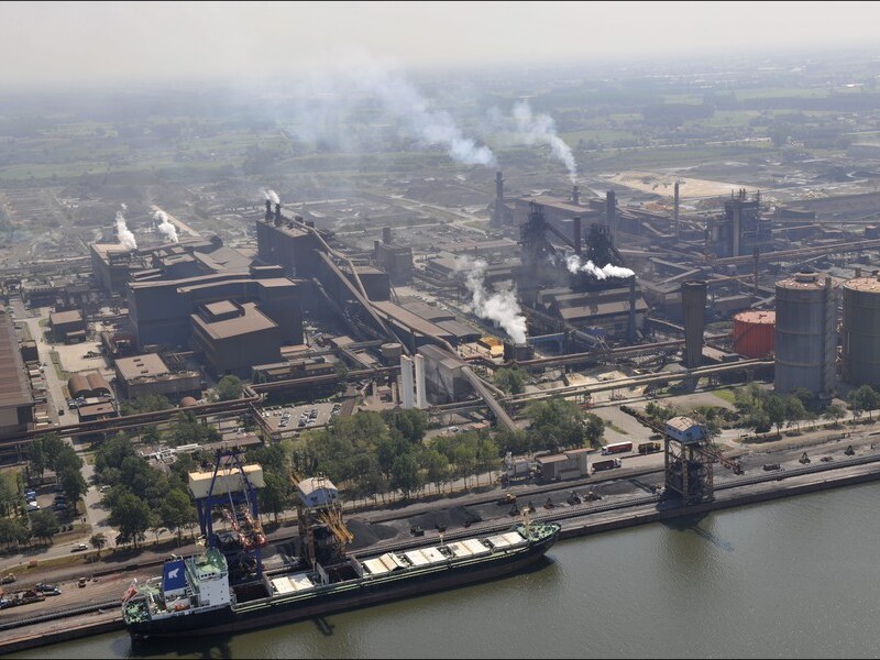 Op de site van ArcelorMittal in Gent zou een staalpan met 300 ton vloeibaar staal gekanteld zijn.