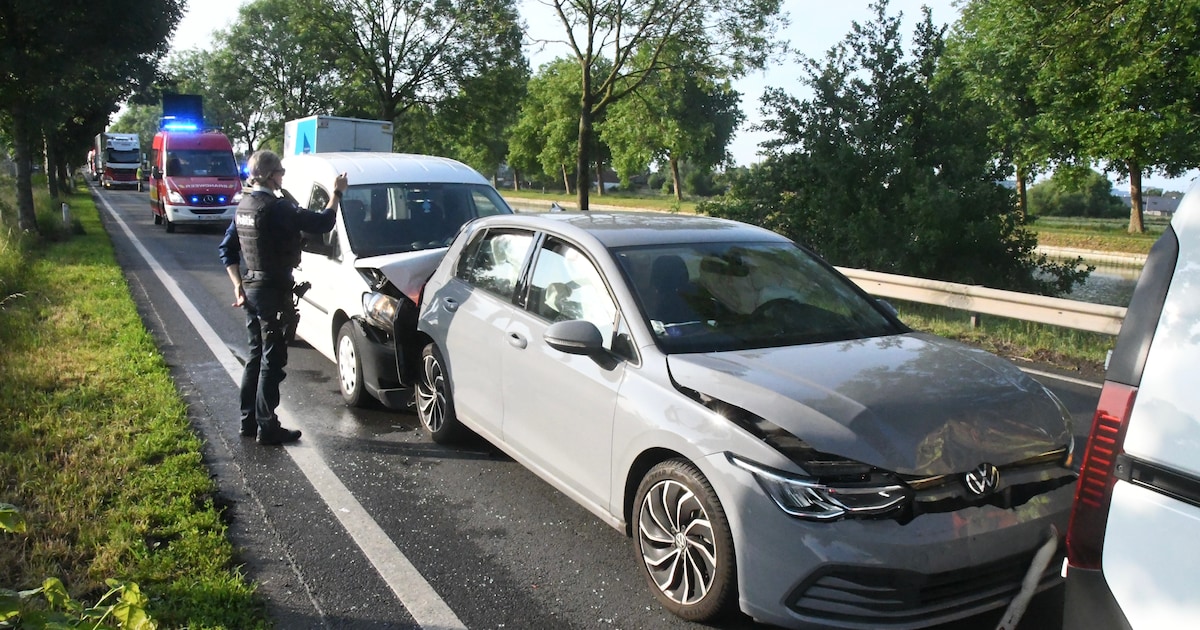 Hinder na stevige kop-staart botsing op grens van Izegem en Roeselare