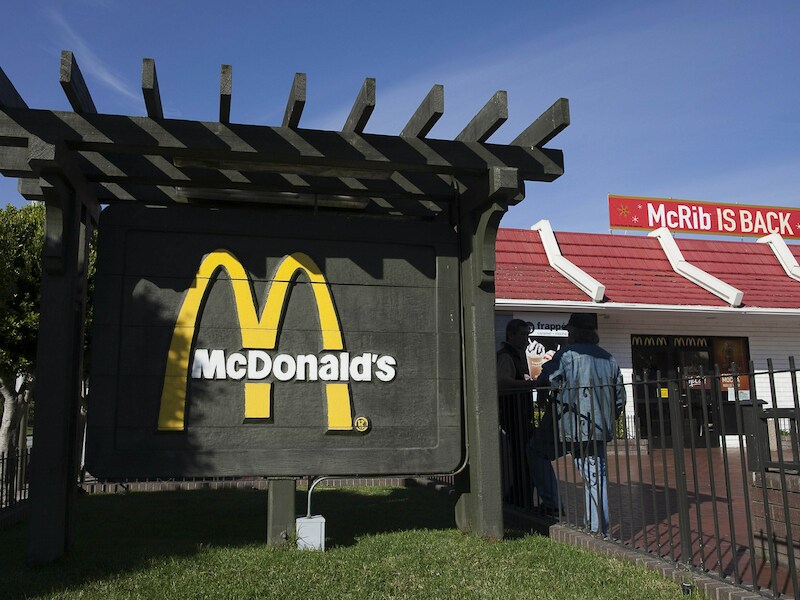 Overleven van een voltijds McDonalds-loon is onmogelijk, zo toont het bedrijf zelf aan.