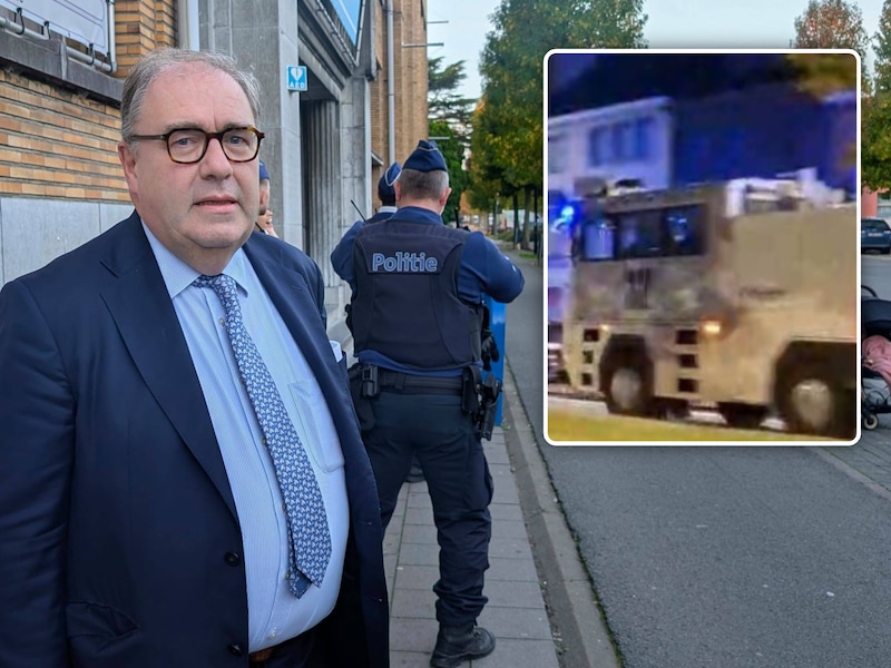 Burgemeester D’Haese was deze ochtend ook aanwezig, net zoals de politie. Foto inzet: het waterkanon is ook ter plaatse.