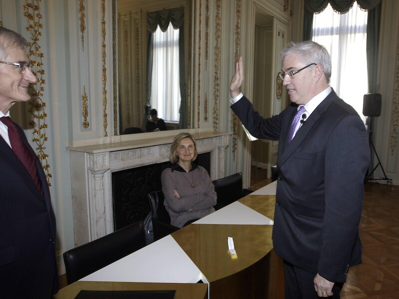 Gouverneur Carl Decaluwé tijdens zijn eedaflegging