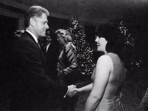 Monica Lewinsky en Bill Clinton in 1996 op een kerstfeestje in het Witte Huis.