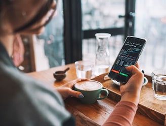 Als het over geld gaat: mannen vinden zich slimmer, vrouwen zíjn effectief slimmer. Doe hier zelf de test