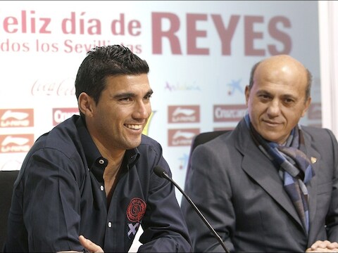 José Manuel del Nido (R) tijdens de aantrekking van Jose Antonio Reyes.