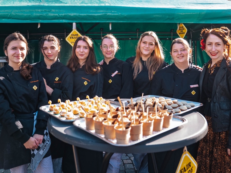 Leerlingen van de bakkersopleiding van COLOMAplus lieten bezoekers van de markt in Mechelen proeven van hun fairtradedesserts