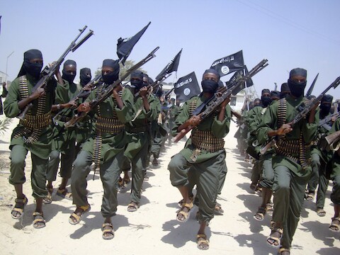 Strijders van al-Shabaab paraderen in februari 2011 door de buitenwijken van Mogadishu.