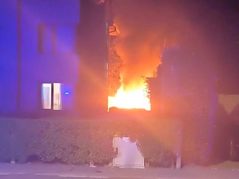 Een tuinhuis staat in lichterlaaie in de Oostveldstraat in Eeklo.