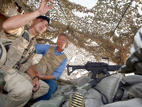 Ontslagnemend minister van Defensie Pieter De Crem (CD&amp;V) op bezoek bij de Belgische ISAF-troepen in Kaboel (archieffoto uit 2008)
