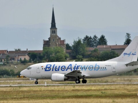 De Roma werden op een lijnvlucht van de Roemeense luchtvaartmaatschappij Blue Air gezet.