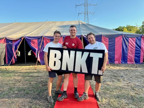 V.l.n.r.: Wout Van Dijck, Sander Verlinden en Levi Van Deun van ‘BNKT.’, die zaterdag een nieuwe fuif met hardstyle organiseert in Malle. De avond ervoor faciliteren de heren met hun eigen tent de ‘25 + Party’ op dezelfde locatie van het grasveld naast de BMW-garage 