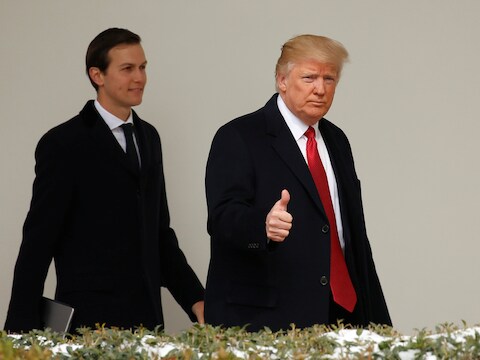 Donald Trump en zijn schoonzoon Jared Kushner. Die laatste zal getuigen voor de senaatscommissie die de mogelijke Russische inmenging in de verkiezingen onderzoekt.