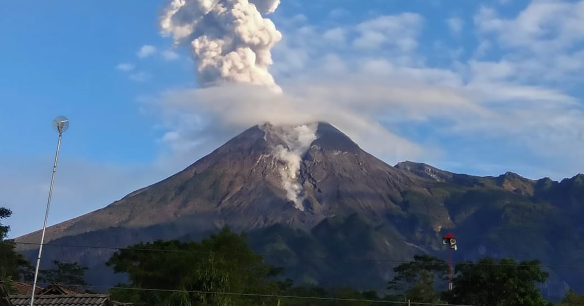 Gevaarlijke Merapi-vulkaan op eiland Java spuwt as zowat een kilometer ...