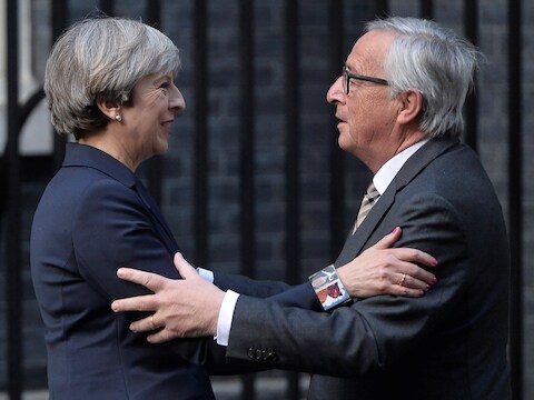 De Britse premier Theresa May en EU-president Jean-Claude Juncker.