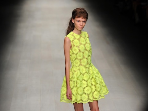 Ga op zoek naar kanten outfits in neonkleurtjes, zoals bij Simone Rocha