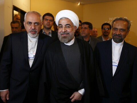 De Iraanse president Hassan Rouhani (midden) en minister van Buitenlandse Zaken Mohammad Javad Zarif (links).
