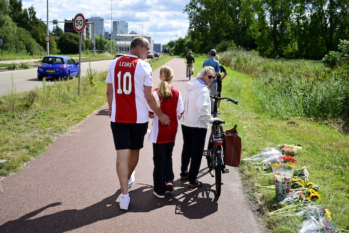 Fans van Ajax legden voorafgaand aan de wedstrijd ook bloemen neer op de plek waar Lisa werd omgebracht. 