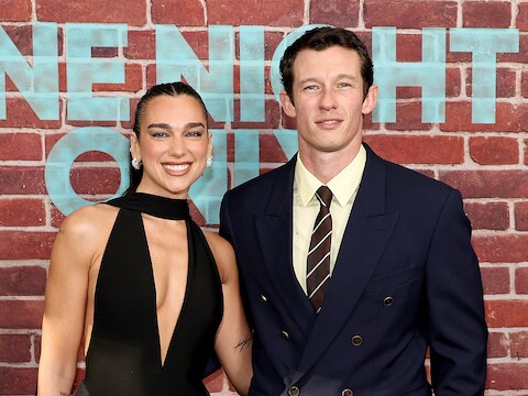 Dua Lipa en Callum Turner.