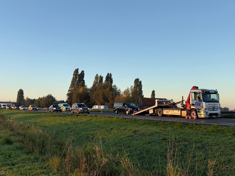 De voertuigen zijn getakeld na een ongeval op de E403 ter hoogte van Lichtervelde.