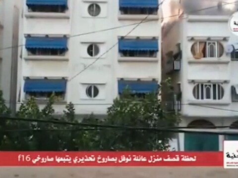 Israëlische militairen droppen kleinere bommen op het dak van een woning als waarschuwing voor de komst van een zwaarder offensief.