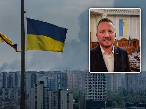 de Oekraïnse vlag met op de achtergrond Kiev na een Russische aanval / (inzet: Axel Weydts in het Oekraïense parlement)