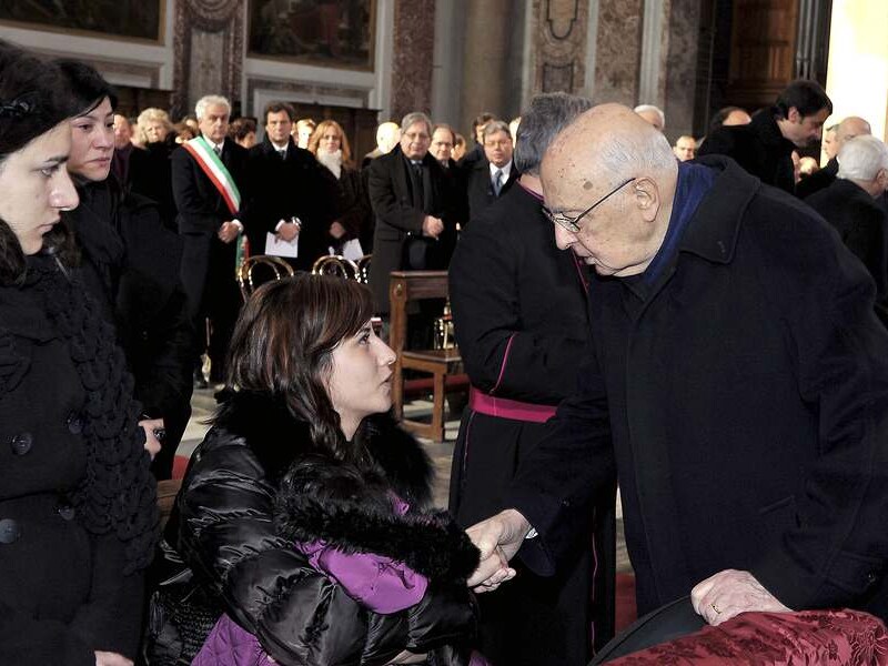 President Napolitano schudt de hand van één van de nabestaanden