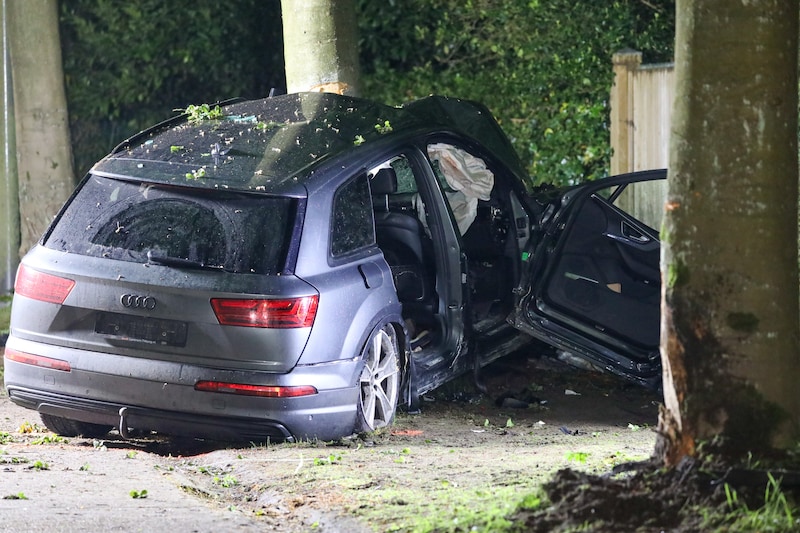 In de Sionkloosterlaan in het Antwerpse Brasschaat is vrijdagavond een Audi met vijf jongeren aan boord uit de bocht gegaan en tegen een boom gebotst. Een 16-jarige jongen kwam om het leven. Voor de andere inzittenden is het levensgevaar intussen geweken.