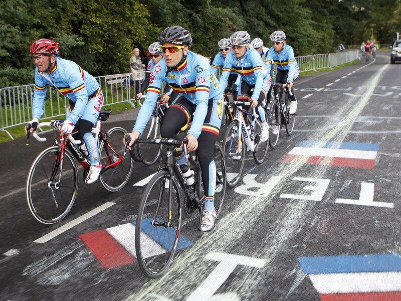 De Belgische vrouwenploeg op training op het met verf besmeurde parcours.