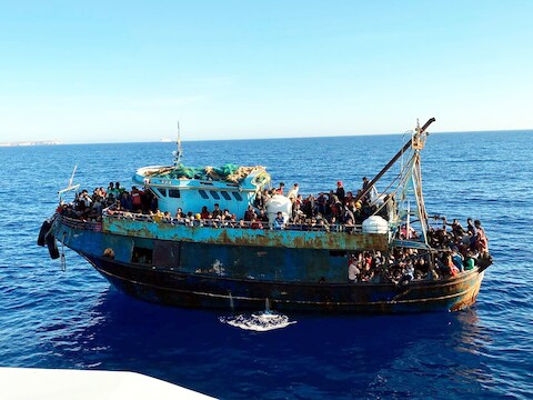 Een boot met migranten zondag bij het Italiaanse eiland Lampedusa.