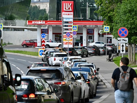 Mensen staan aan te schuiven om te tanken aan een Lukoil-tankstation in Moskou