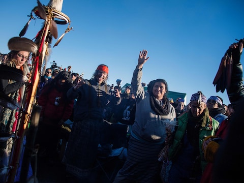 Activisten vieren het nieuws over de North Dakota Access Pipeline vandaag.