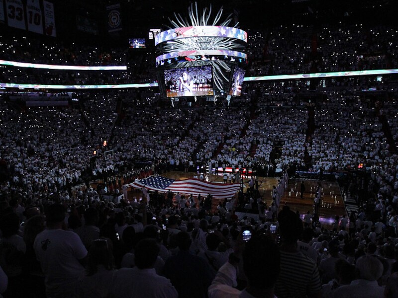 Julia Dale zingt het Amerikanase volkslied in de AmericanAirlines Arena in Miami, voor Heat-Bucks.