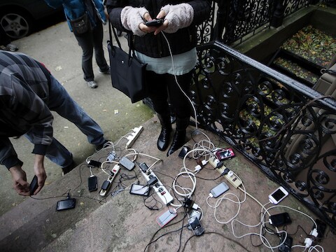 Een barmhartige samaritaan stelt zijn elektriciteit ter beschikking in Hoboken, New Jersey.