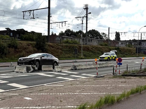 Auto knalt tegen betonblokken op Roderveldlaan in Berchem