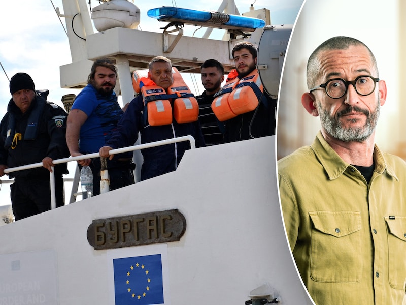 Bemanningsleden die de Bulgaarse kustwacht redde nadat hun schip werd aangevallen op de Zwarte Zee (links) en onze journalist Guy Van Vlierden.