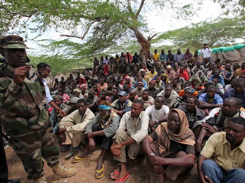 Leden van al-shabaab luisteren orders van het Somalische leger