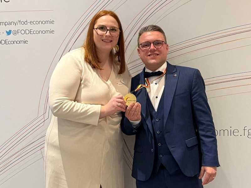Amber en Joran tonen trots de nieuwe medaille