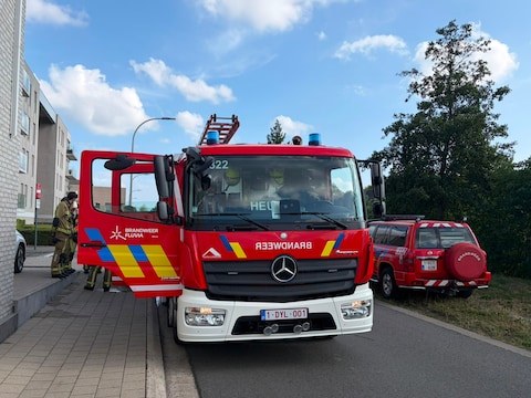 Grasmaaier brandt uit onder afdak in tuin in Heule.