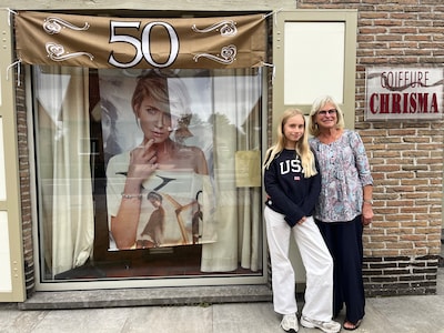 Christiane (71) knipt al 50 jaar haren in haar zaak Chrisma in Jabbeke: “Sommige klanten komen hier al sinds dag één”