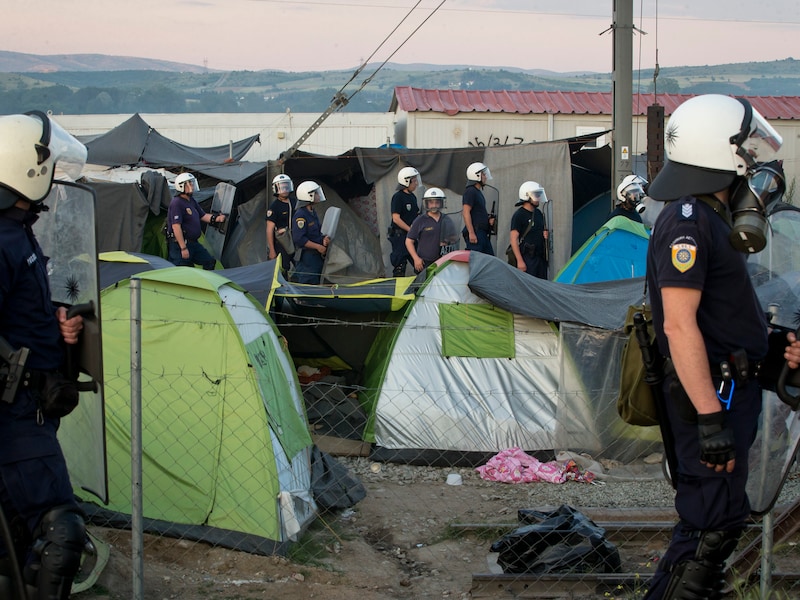 Griekse oproerpolitie bij de rellen in het vluchtelingenkamp bij Idomeni.