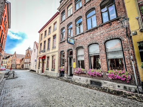 De feiten vonden plaats in Hostel Lybeer in Brugge.