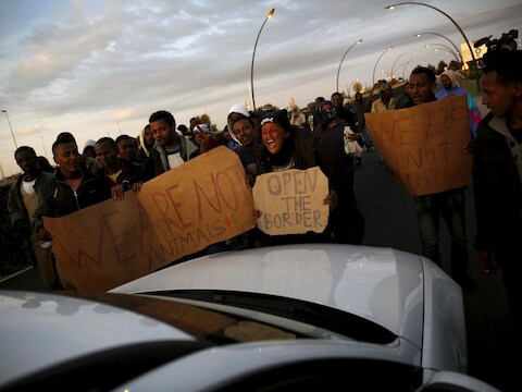 Migranten tijdens een protest in Calais.