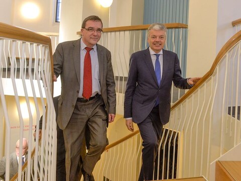 Didier Reynders (r) bezoekt Limburg, begeleid door gouverneur Herman Reynders.