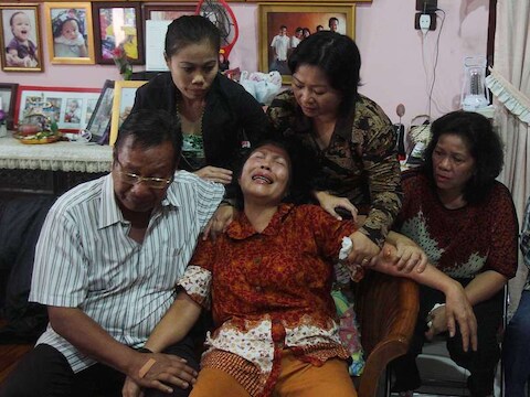 De ouders van de omgekomen Firman Chandra Siregar met op de achtergrond drie familieleden.